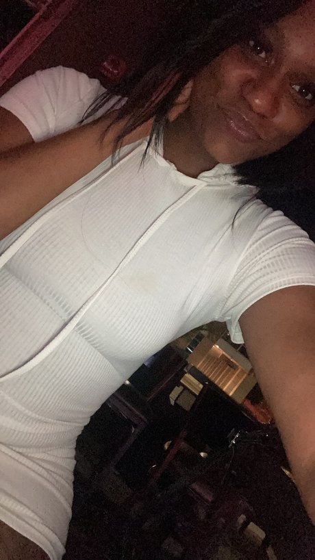 Mila Lowe free star img