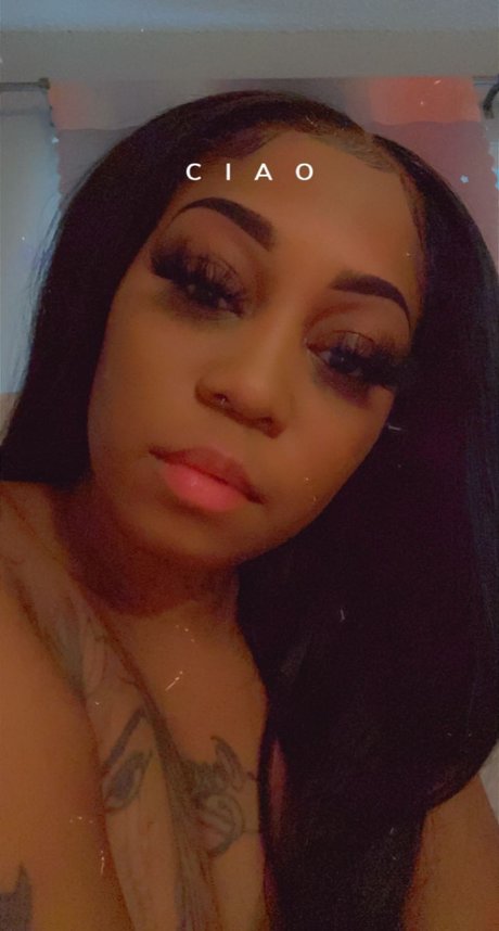 Ohshebitch sexy model picture