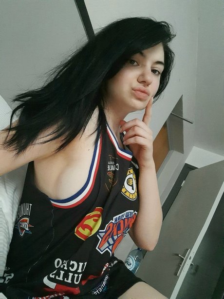 Mia Kralj hot actress gallery