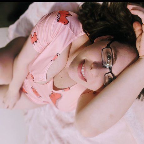 MomNextDoorVIP model sexy photos