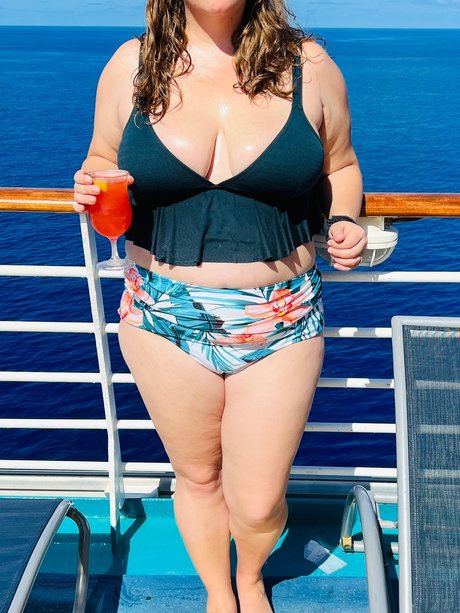 Mombod exclusive model picture