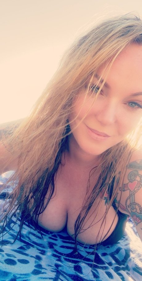 April Maye naked model images