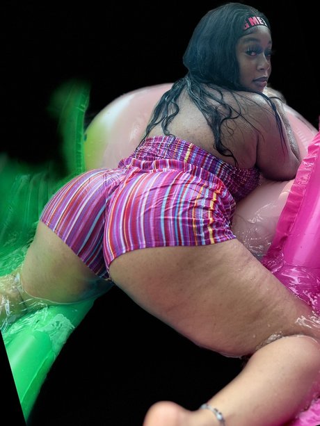 PeachyNaee model top images