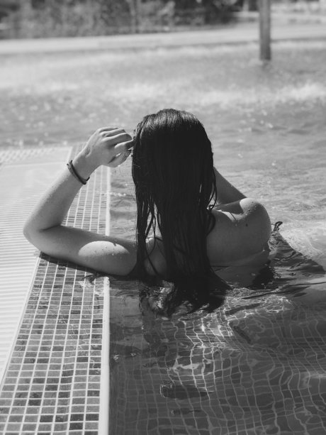 Monique I D model hot images