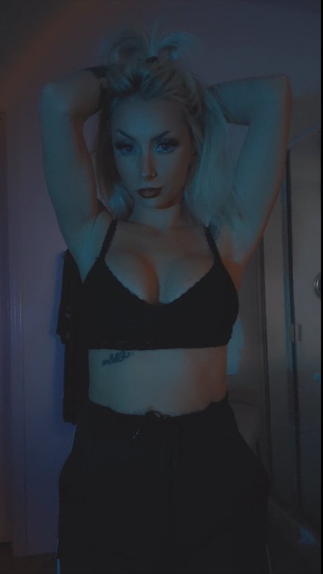 Nichelle Taylor hd model pic