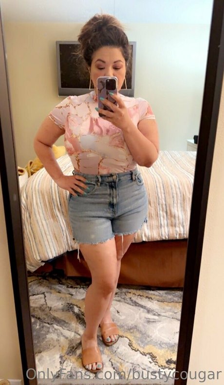 bustycougar nude actress picture