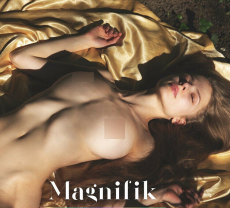 Mwsolak naked model photo