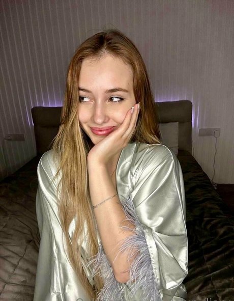 adalyn diary art model pics