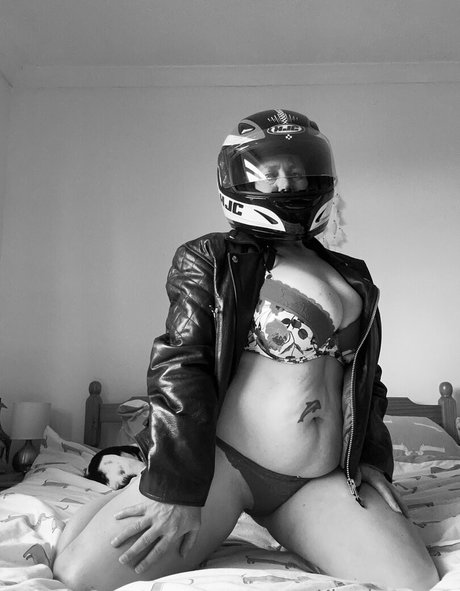 khariscurves pornstar hd img