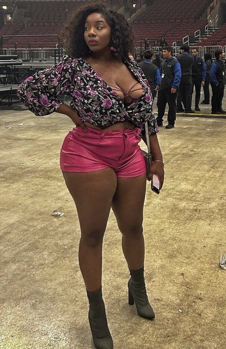 jacking uneek model nude picture