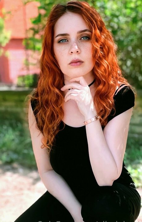 ellariabast sex model pics