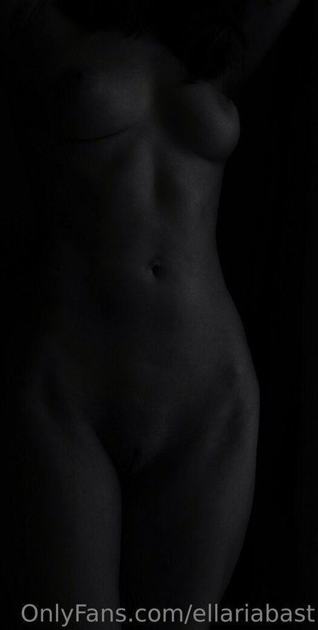 ellariabast erotic model pic