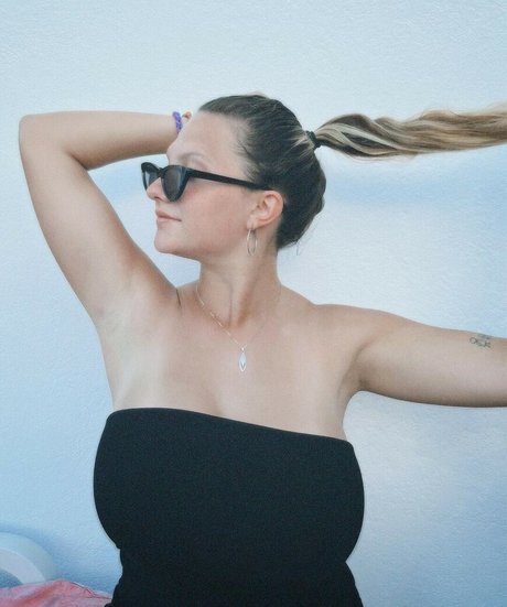 Leandra Lopes model erotic image