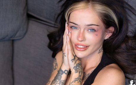 Minzi Wild model naked pic