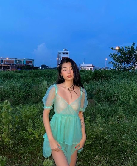 Oanhdaqueen nude model photos