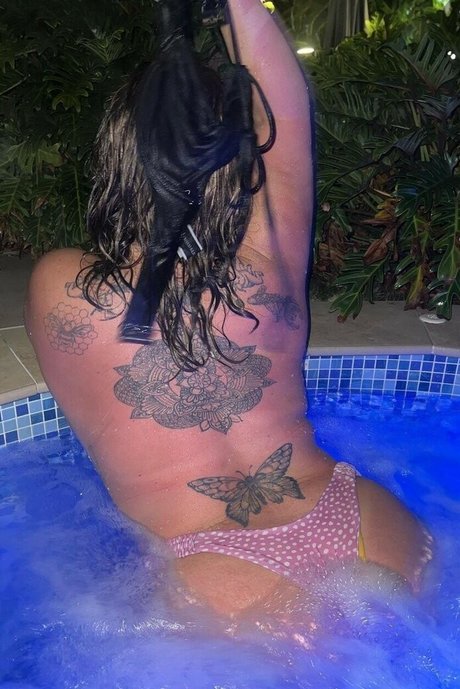 Alexisejames__ naked model pic