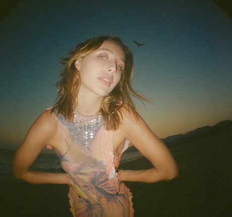 Emma Chamberlain hot model picture