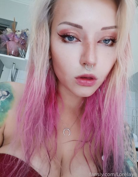 Lorelaye model top pics