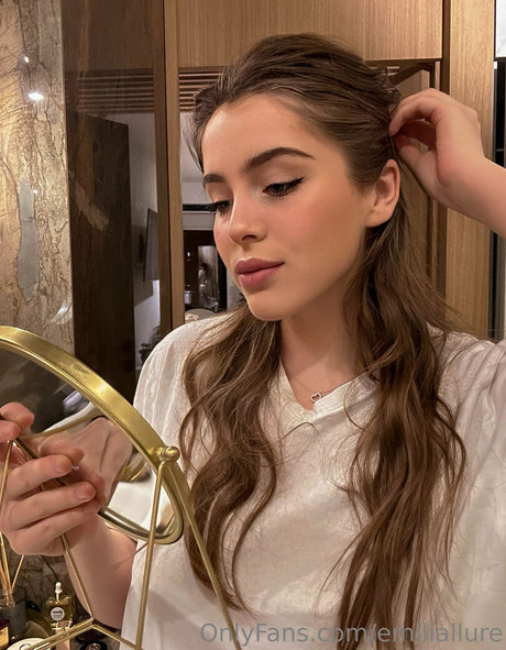 Emiliallure hot model pictures