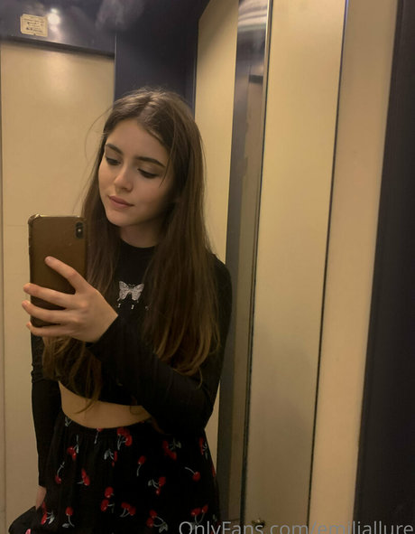 Emiliallure sexy actress image