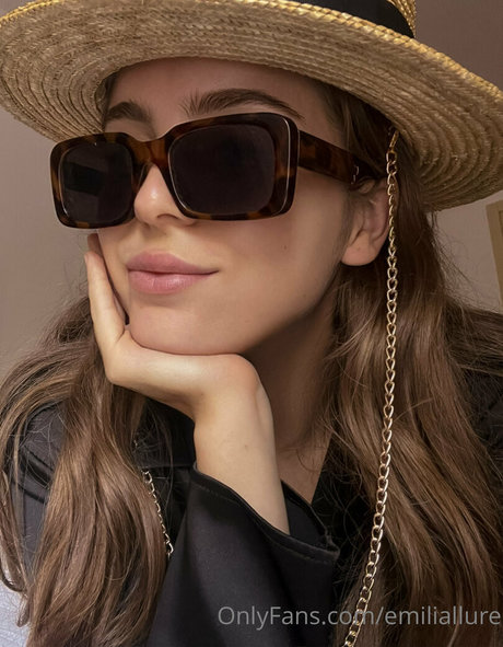 Emiliallure xxx pornstar pics