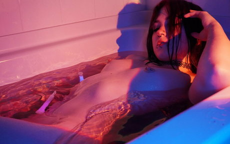 freebunnii naked model photo