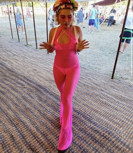 Florence Pugh nudes model gallery