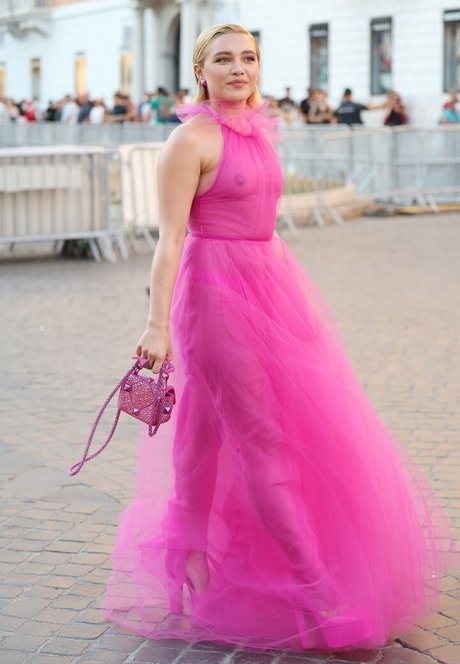 Florence Pugh sexy model picture