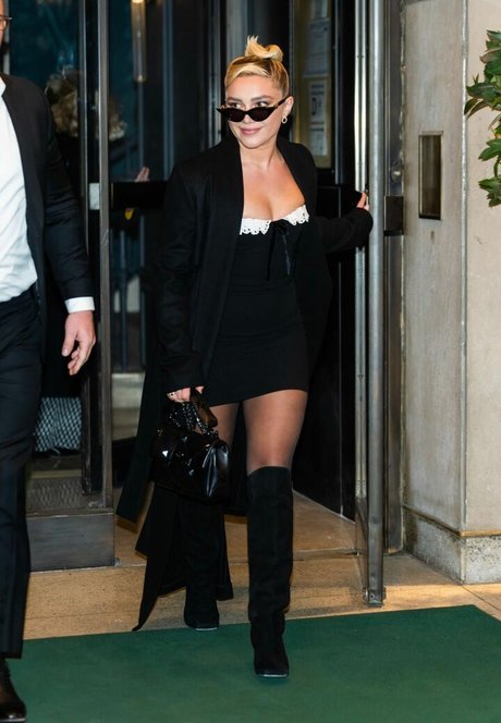 Florence Pugh nudes star images