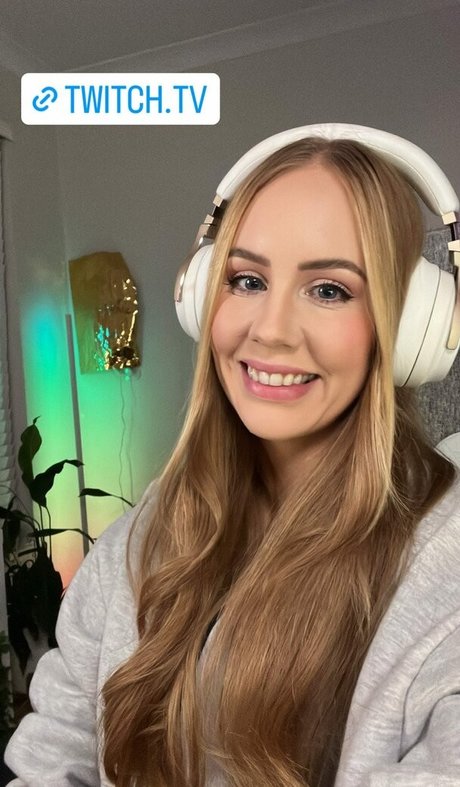 Nalopia pornographic model image