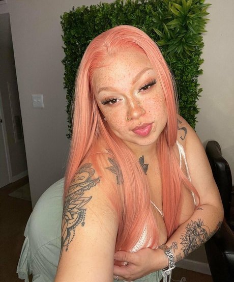 AHintOfRed nude star img