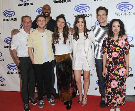 Elizabeth Henstridge model nice pictures