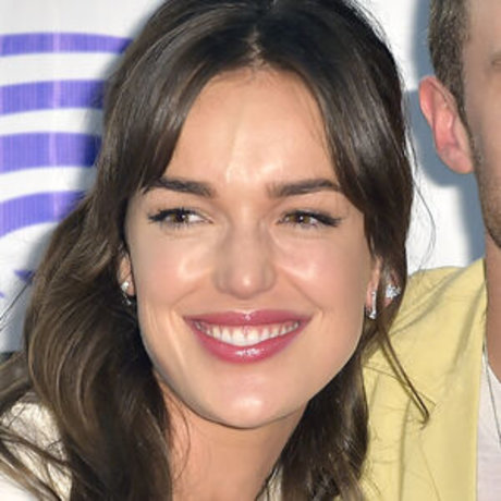 Elizabeth Henstridge art actress pic