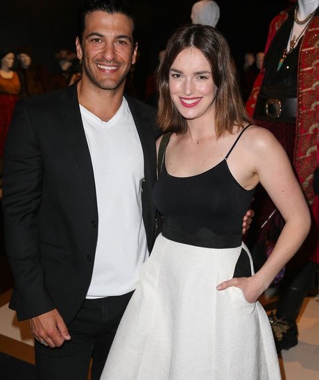 Elizabeth Henstridge star xxx photos