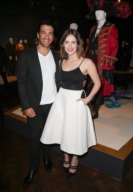 Elizabeth Henstridge art model pic