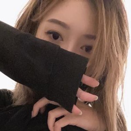 Akarinaa model nude img