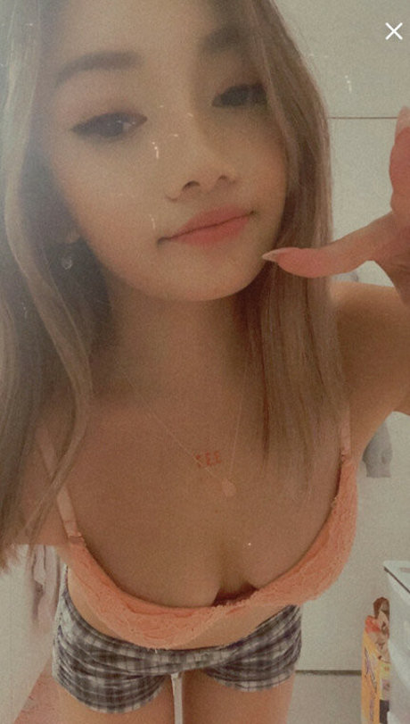 Akarinaa model sexy picture