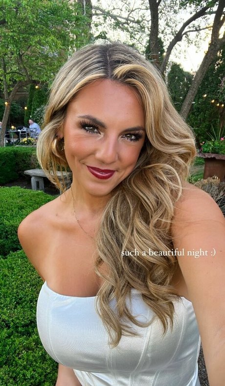 Annie Agar model image