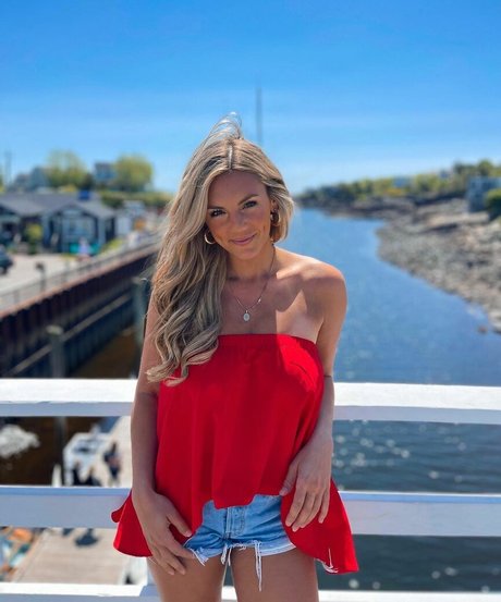 Annie Agar sex model pics