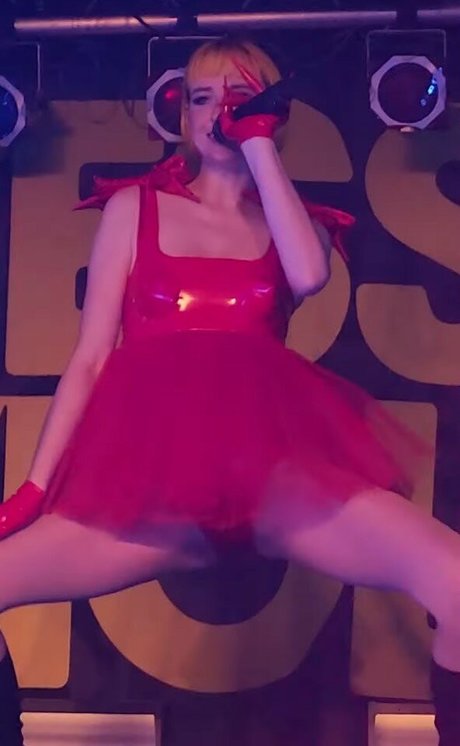 Tessa Violet model hot pic