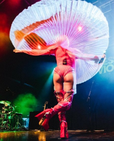 Tessa Violet star free images