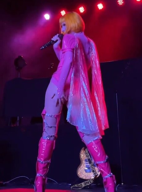 Tessa Violet star art pic