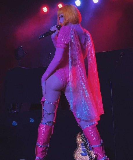 Tessa Violet exclusive model img