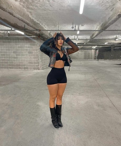 liseimy pornstar adult pic