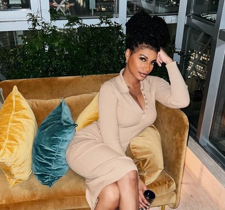 Taylor Rooks exclusive star img