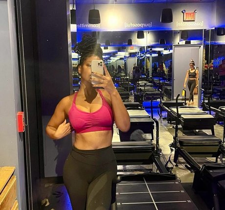 Taylor Rooks naked model pic