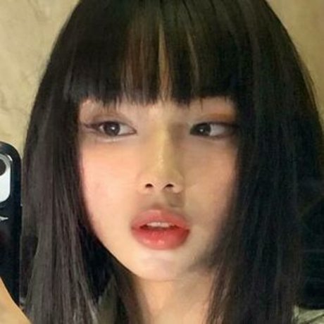 Arihienna adult model photo