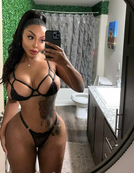 erikayrose exclusive model image