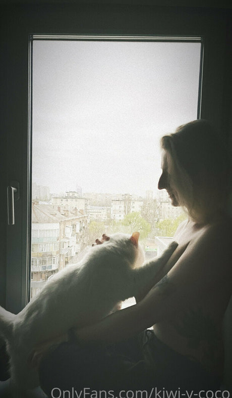 kiwi y coco model naked picture