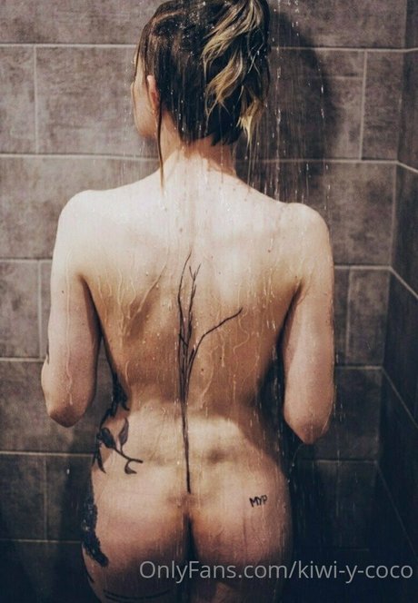 kiwi y coco naked pornstar photo